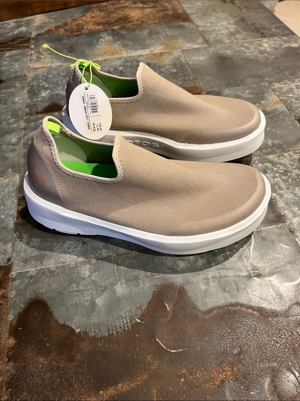NWT Oofos Women's OOmg eeZee Low Casual Shoes